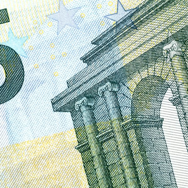 afbeelding van een 5 euro biljet bij een artikel over voordeelstoerekening bij schadevergoeding