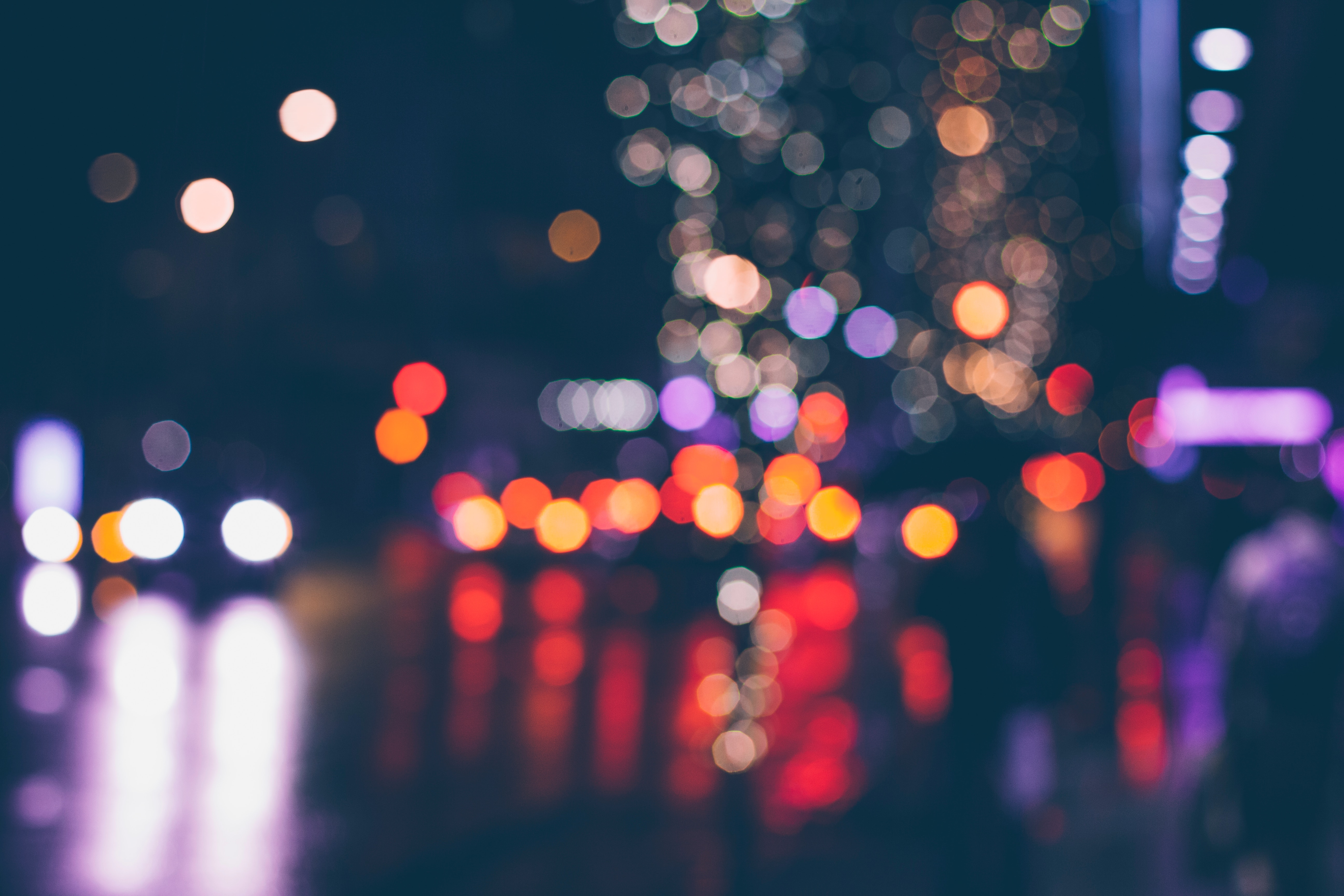 onscherpe foto van verkeer in de nacht