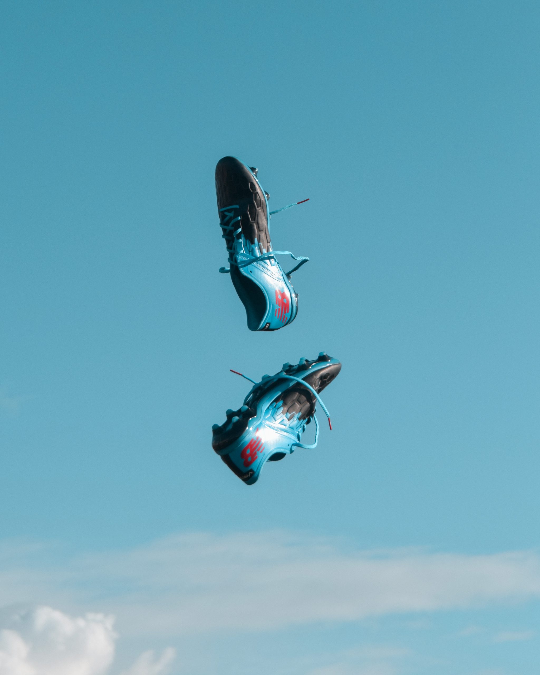 foto van vliegende voetbalschoenen bij artikel over aansprakelijkheid bij sport en spel