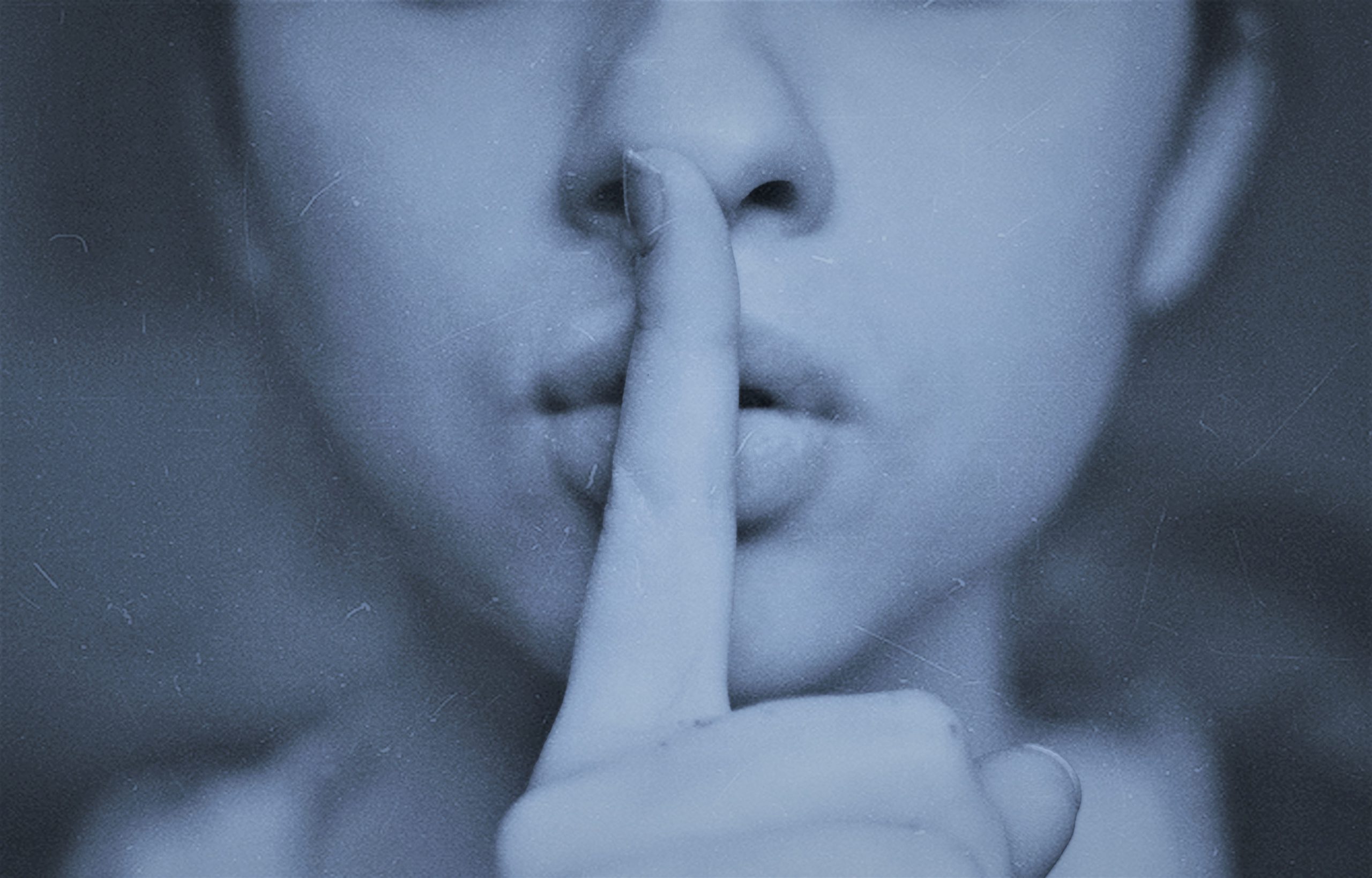 vrouw met vinger voor lippen voor stilte