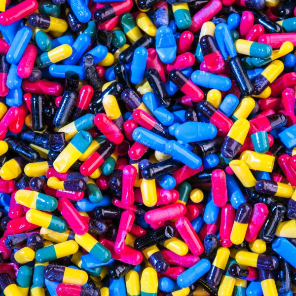heleboel pillen in verschillende kleuren