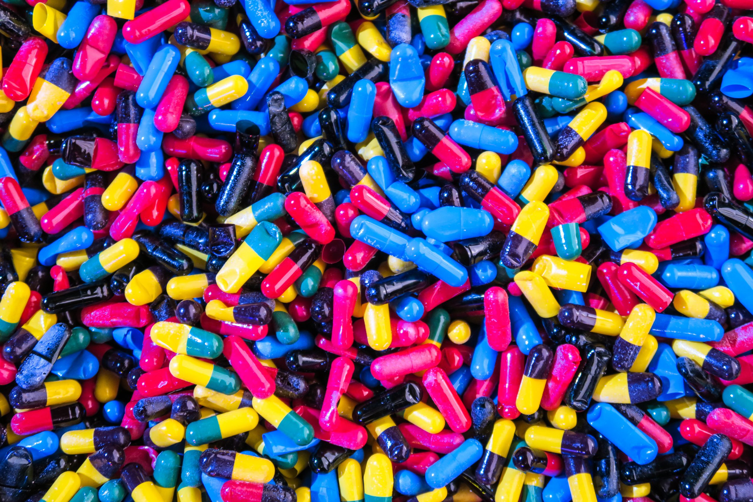 heleboel pillen in verschillende kleuren