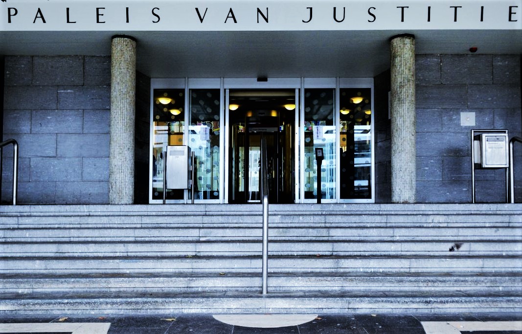 trappen en ingang voor paleis van justitie arnhem