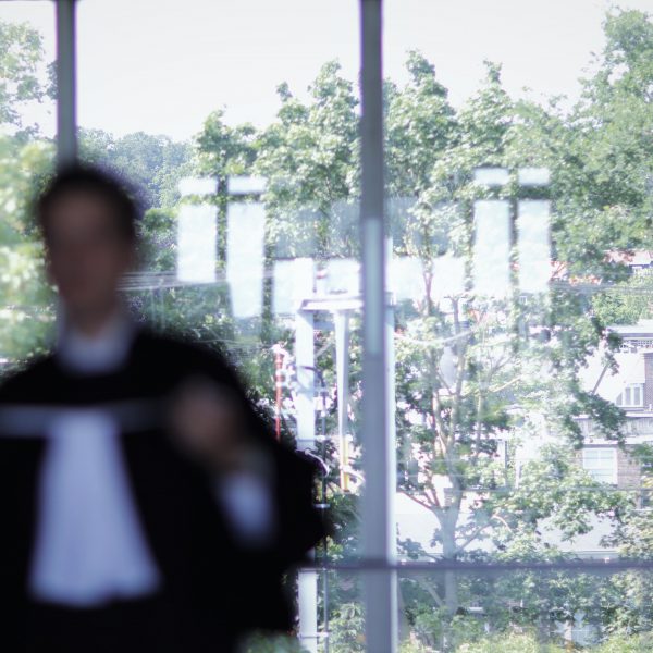 advocaat in toga die bef om doet