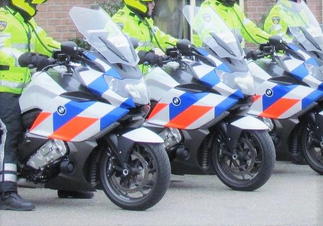 politieagenten op motoren op een rij