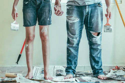 foto van twee mensen die het huis hebben geverfd bij artikel over verlies zelfwerkzaamheid door letsel