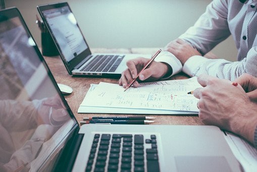 foto mensen achter laptops aan het werk bij artikel over verlies arbeidsvermogen