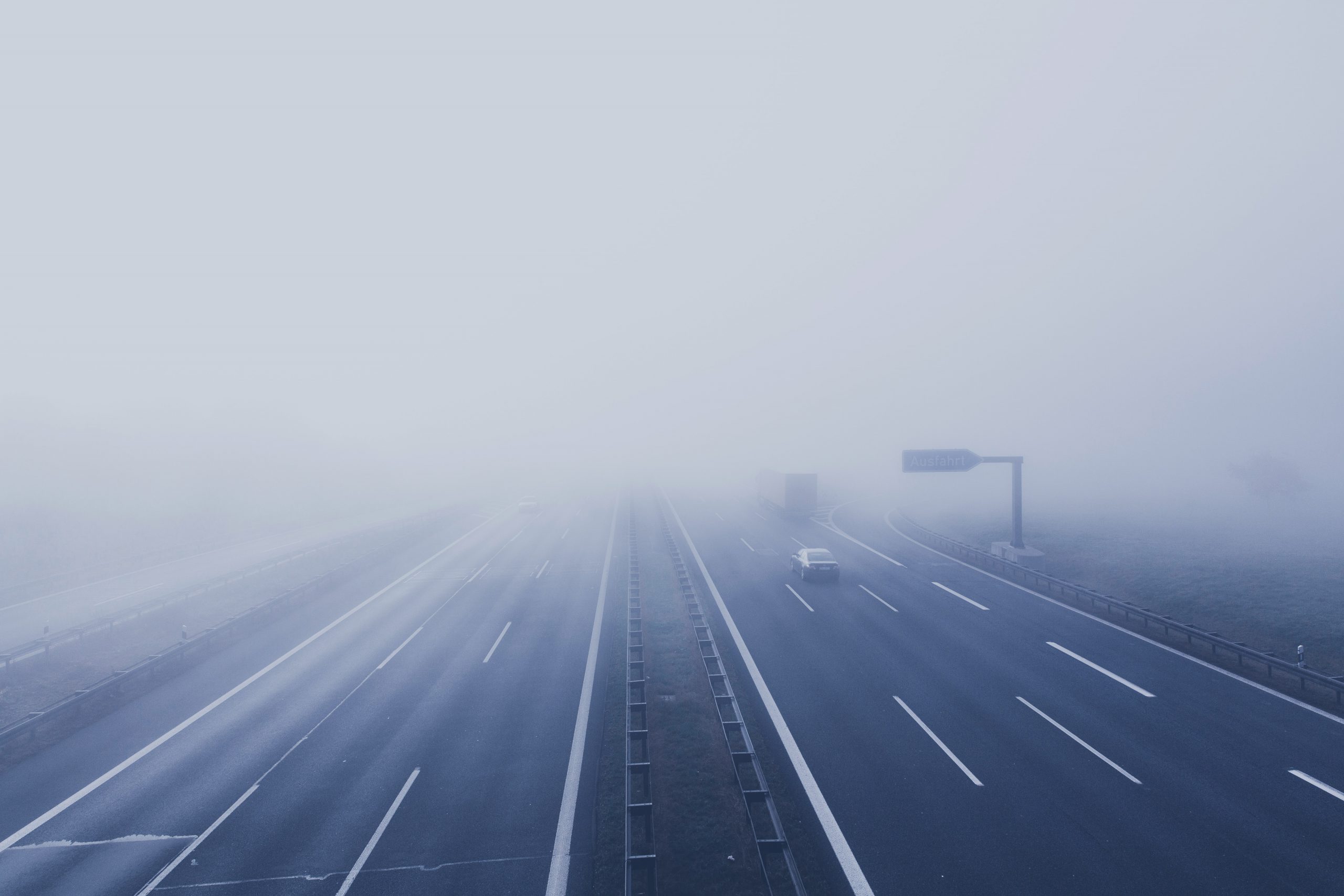 snelweg in de mist bij artikel over aansprakelijkheid wegbeheerder