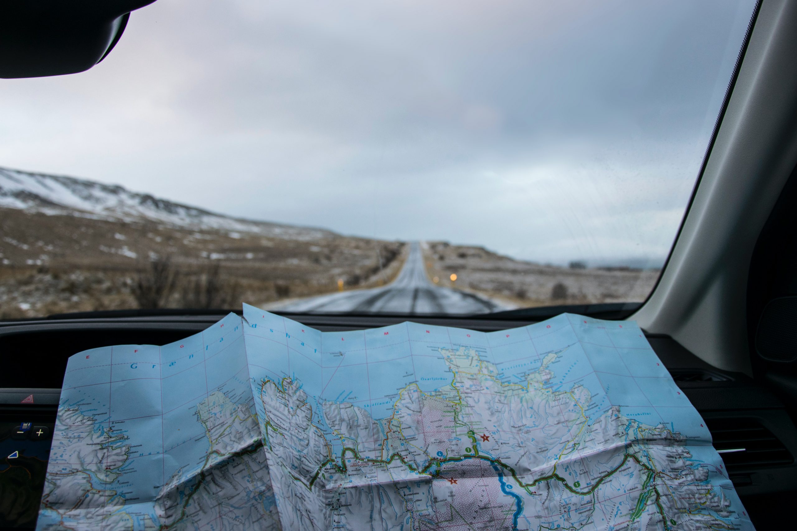 foto van wegenkaart in de auto bij artikel over het Haags verkeersongevallenverdrag