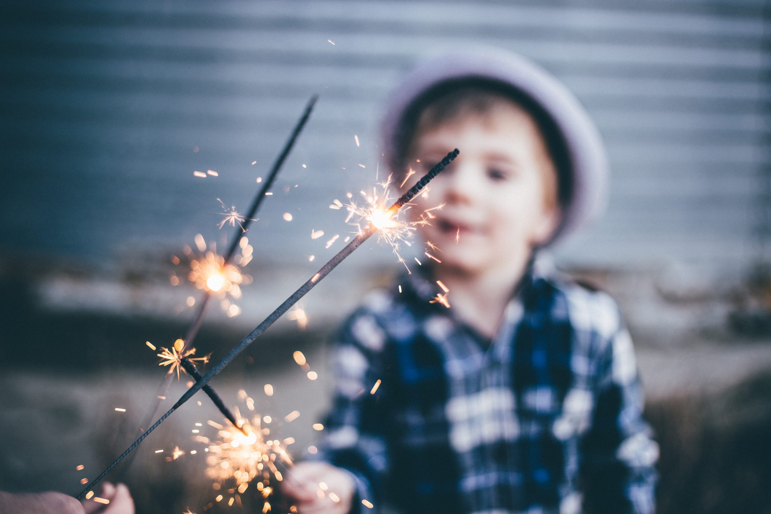 foto van kind met sterretjes vuurwerk bij artikel over groepsaansprakelijkheid en kinderen