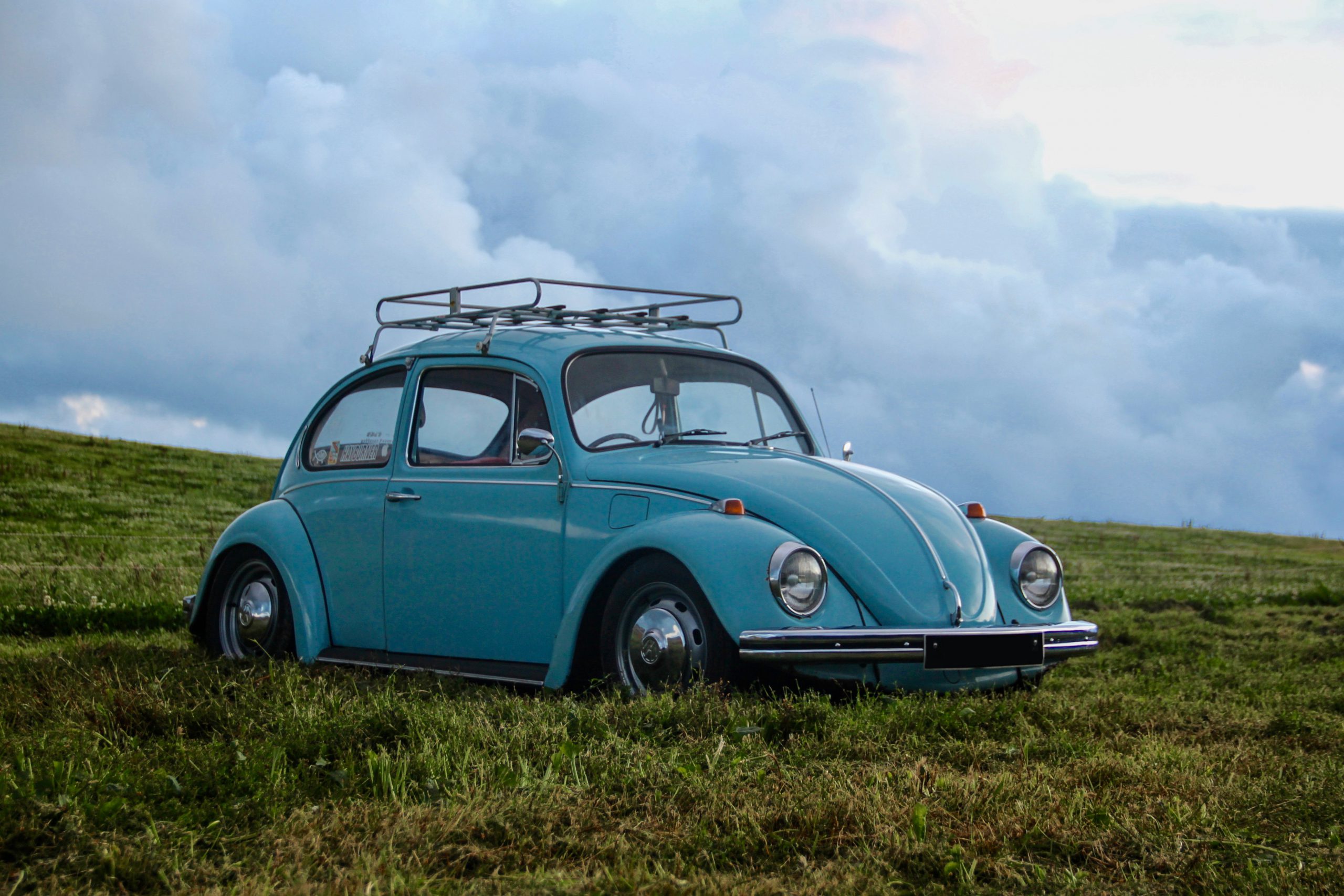foto van blauwe auto bij artikel over de wet aansprakelijkheidsverzekering motorrijtuigen wam