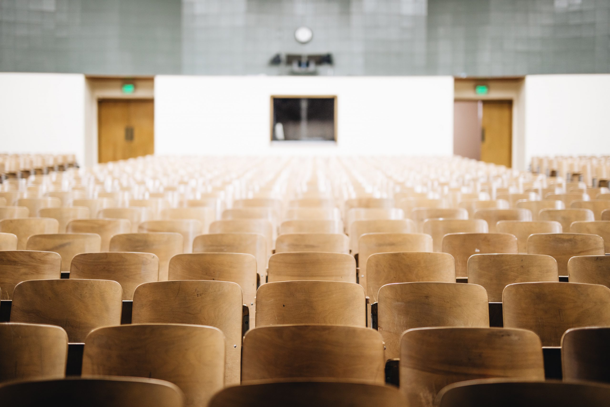 Foto van lege college zaal bij artikel over aansprakelijkheid van hogeschool