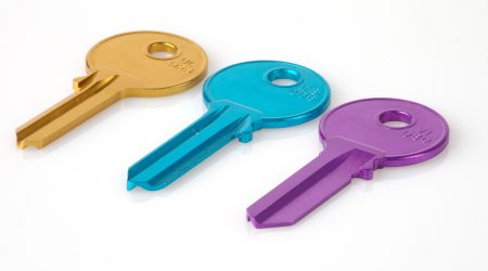 foto van 3 gekleurde sleutels bij artikel over uitspraak over aansprakelijkheid voor verlies sleutels