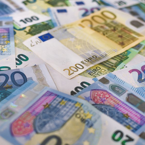 foto van bankbiljetten bij artikel over rekenrente en letsel