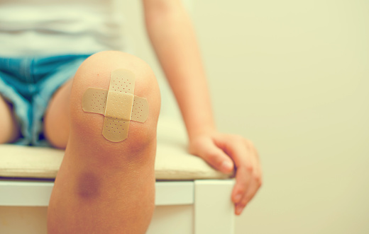 Foto van kind met pleister op knie bij artikel over denktank letselschade