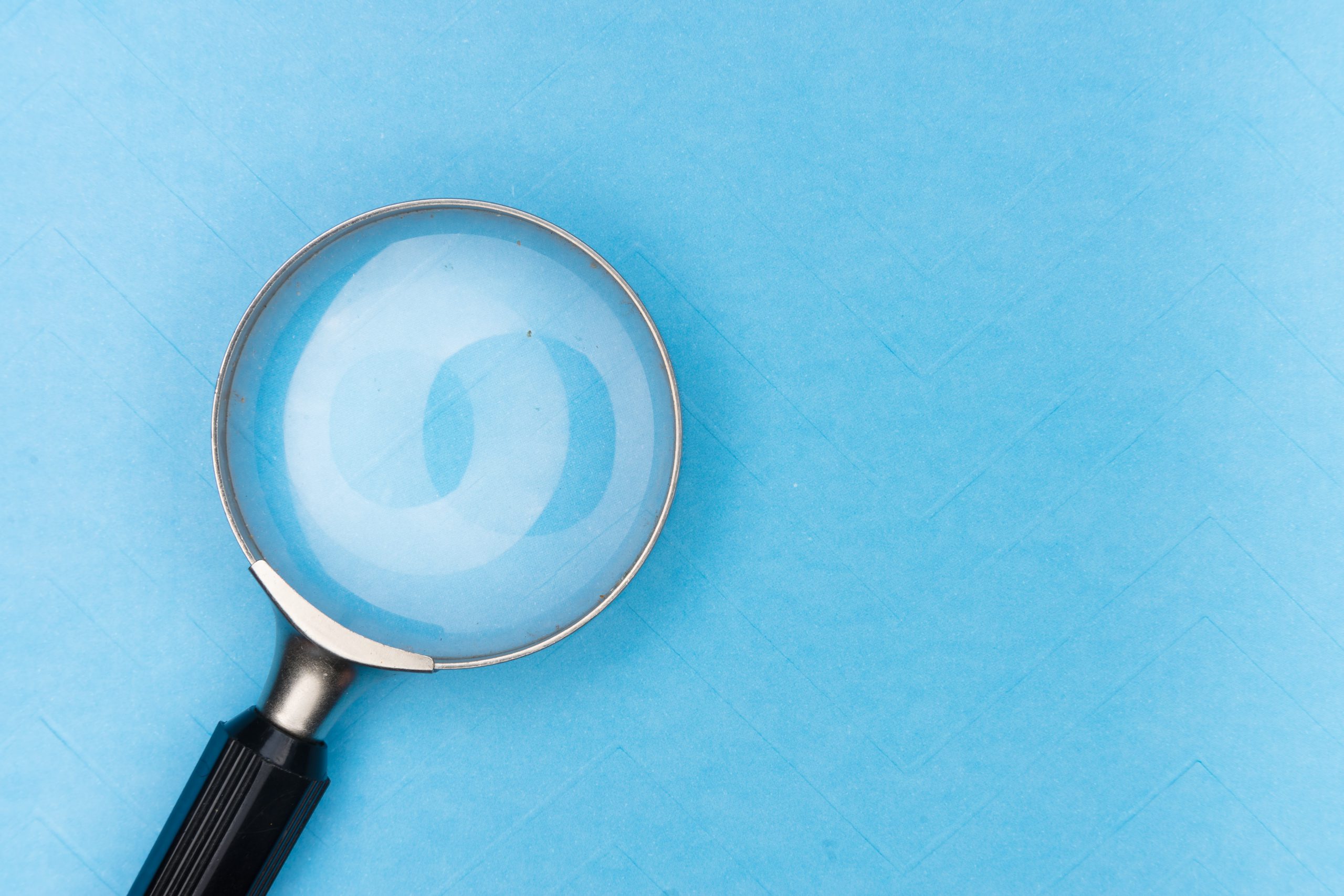 foto vergrootglas bij artikel over verzekeringsfraude en persoonlijk onderzoek