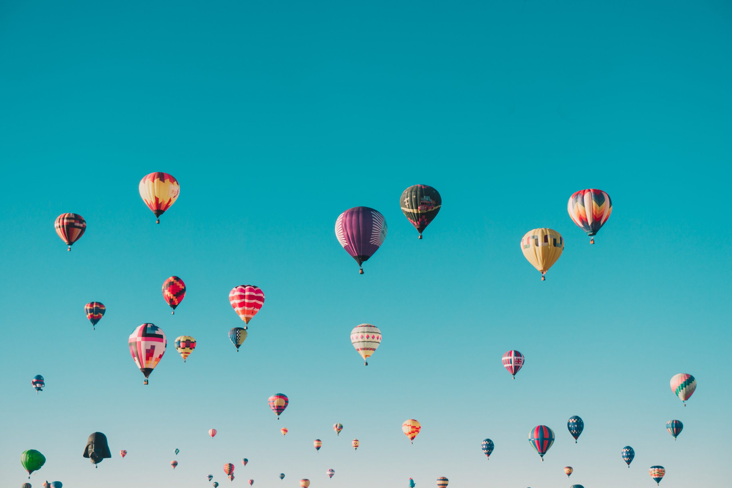 Een foto van luchtballonnen bij een artikel over een luchtballonvaarder die aansprakelijk is jegens een papegaaienhouder.