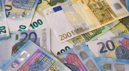 een foto van meerdere eurobiljetten bij een artikel over crowdfunding en voordeelstoerekening in het aansprakelijkheidsrecht
