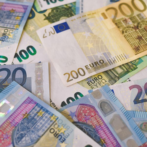 een foto van meerdere eurobiljetten bij een artikel over crowdfunding en voordeelstoerekening in het aansprakelijkheidsrecht