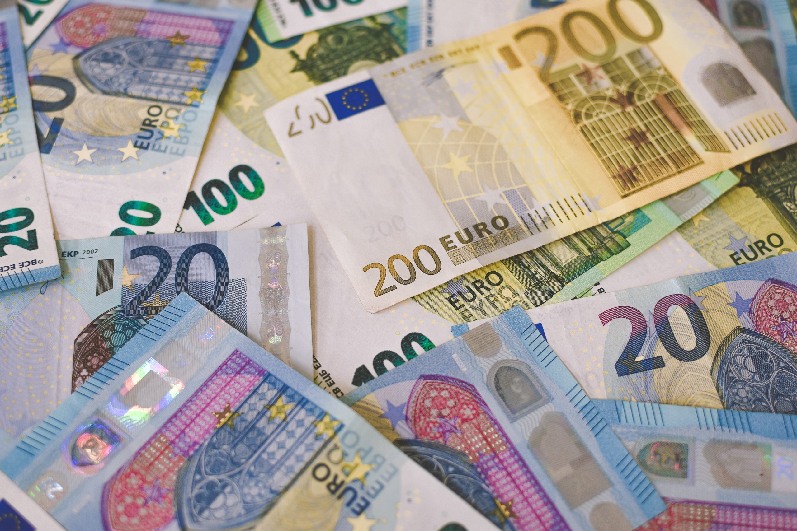een foto van meerdere eurobiljetten bij een artikel over crowdfunding en voordeelstoerekening in het aansprakelijkheidsrecht