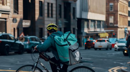 bezorger op fiets bij artikel over verbod flitsbezorgers wegens ongevallen