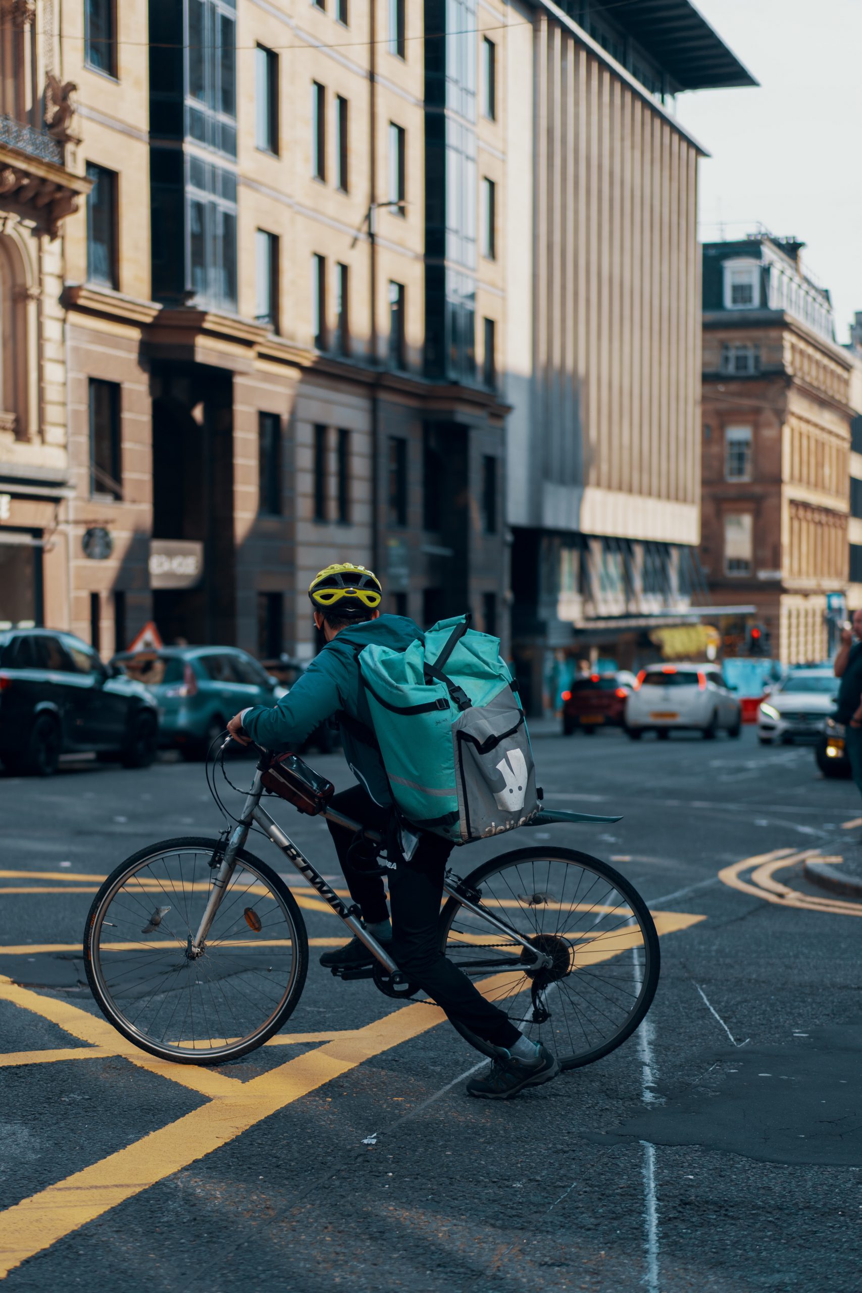 bezorger op fiets bij artikel over verbod flitsbezorgers wegens ongevallen