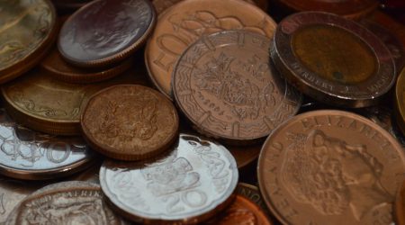 Een foto van verschillende munten bij een blog over een uitspraak van een rechter over onderverzekering van een muntenverzameling.