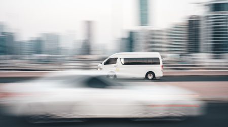 Een foto van een busje op de snelweg bij een artikel over een uitspraak van de rechtbank over de verzekeringsplicht voor werkgevers ten behoeve van hun aan het verkeer deelnemende werknemers.