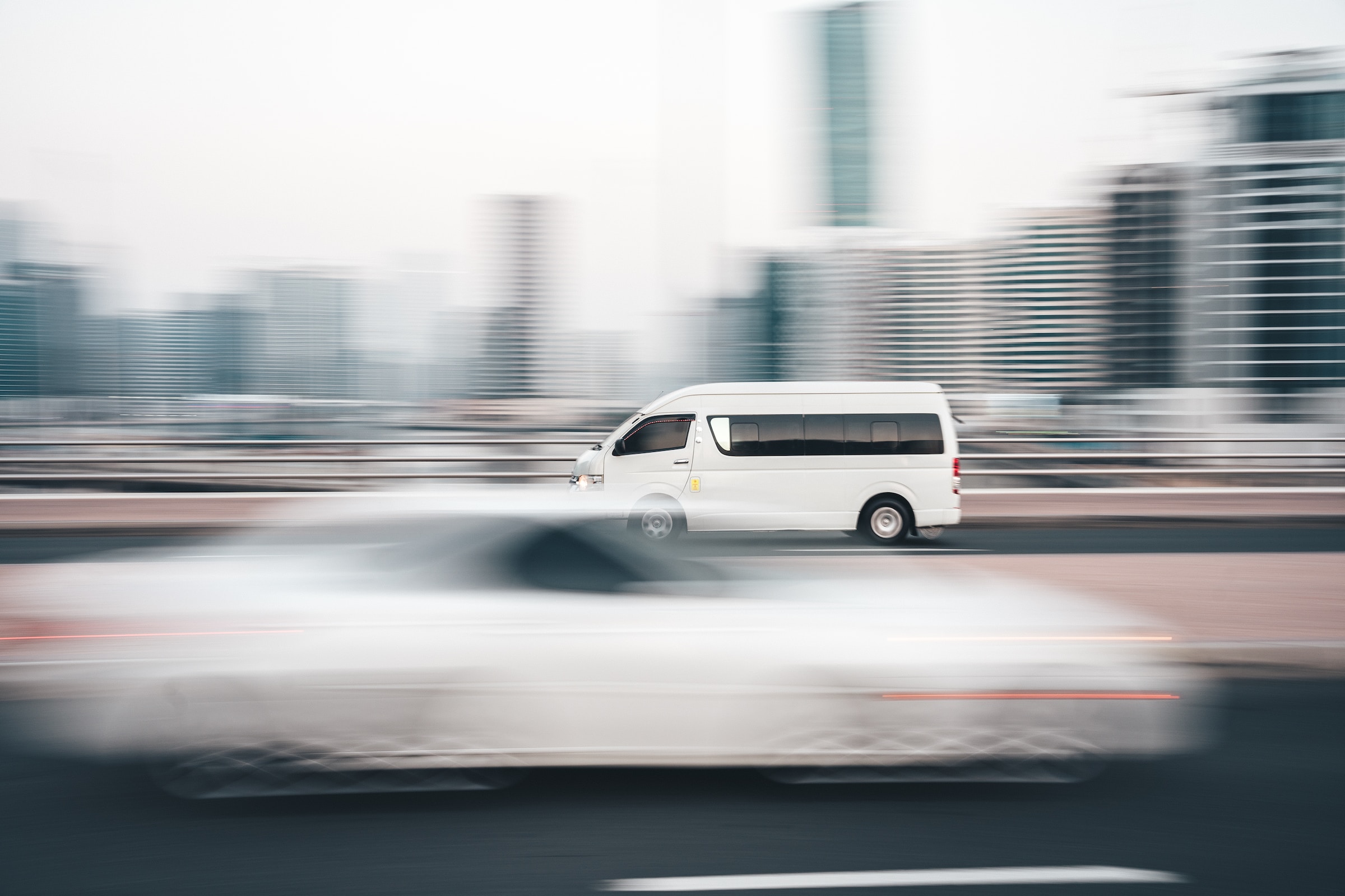 Een foto van een busje op de snelweg bij een artikel over een uitspraak van de rechtbank over de verzekeringsplicht voor werkgevers ten behoeve van hun aan het verkeer deelnemende werknemers.
