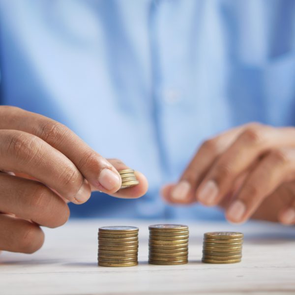 Een afbeelding van een persoon die geld telt bij een artikel over schadevergoeding voor kosten zonder nut.