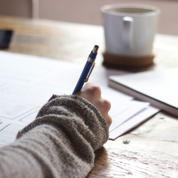 Een foto van een studerend persoon bij een blog over schadevergoeding voor studievertraging.