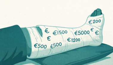 Afbeelding van been in gips met bedragen erop getekend bij blog over aanbevelingen raad rechtspraak smartengeld